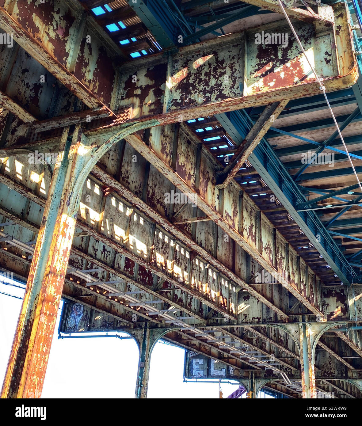 Die El, Unterseite von erhöhten Bahngleisen in Brooklyn, New York Stockfoto