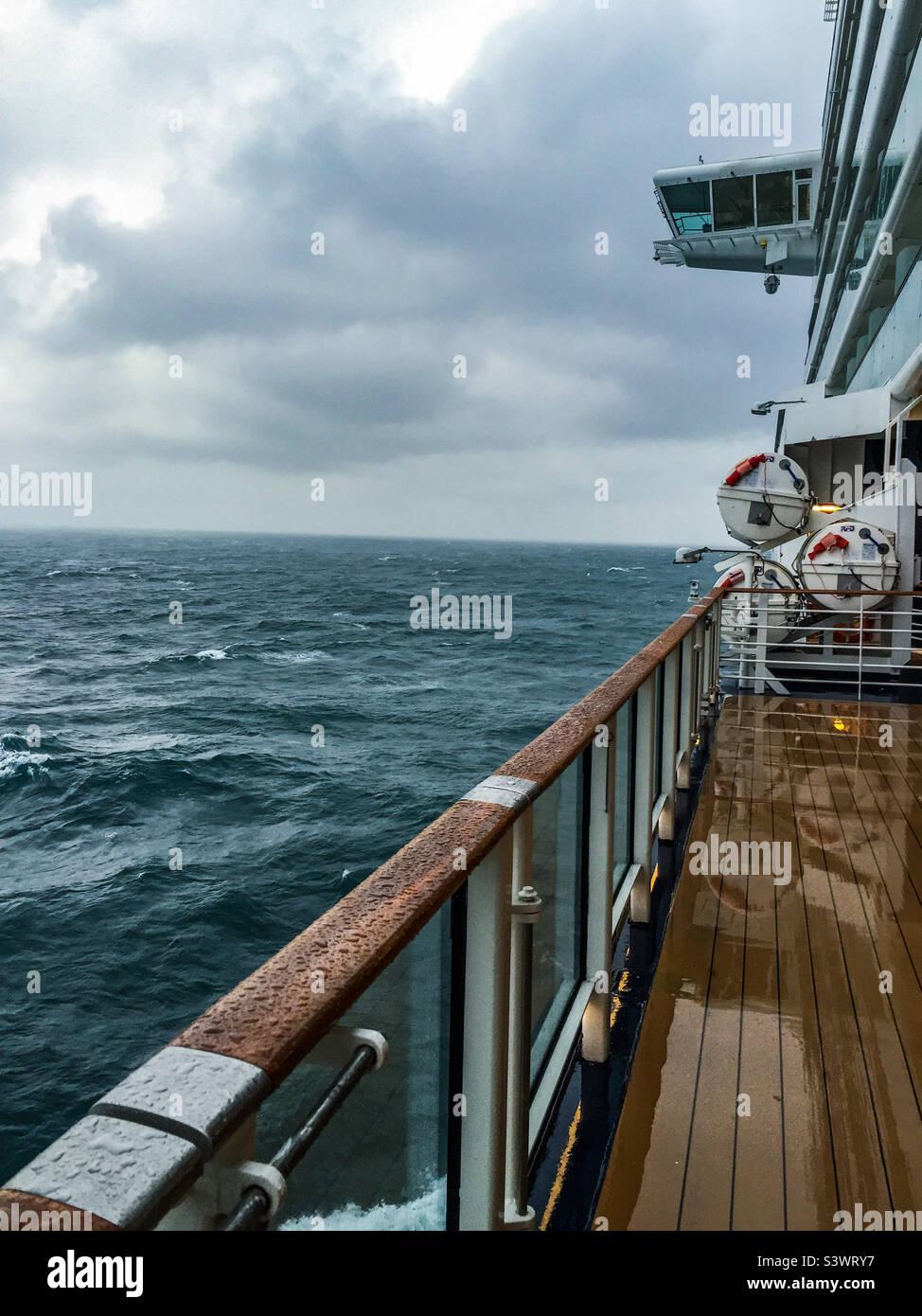Kreuzschiff bei schlechtem Wetter - Smartphone-aufgenommenes Stockfoto