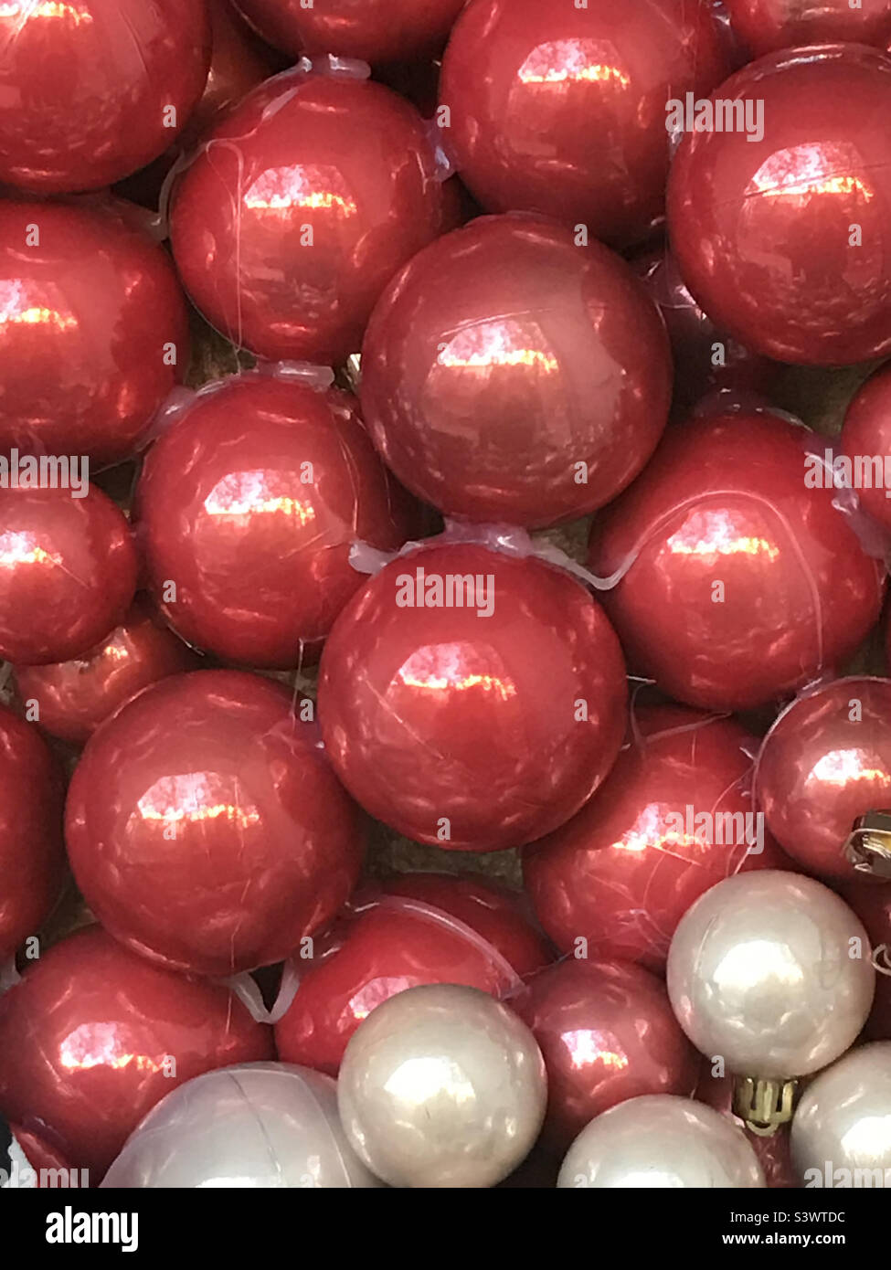 Rote Weihnachtskugeln. Stockfoto