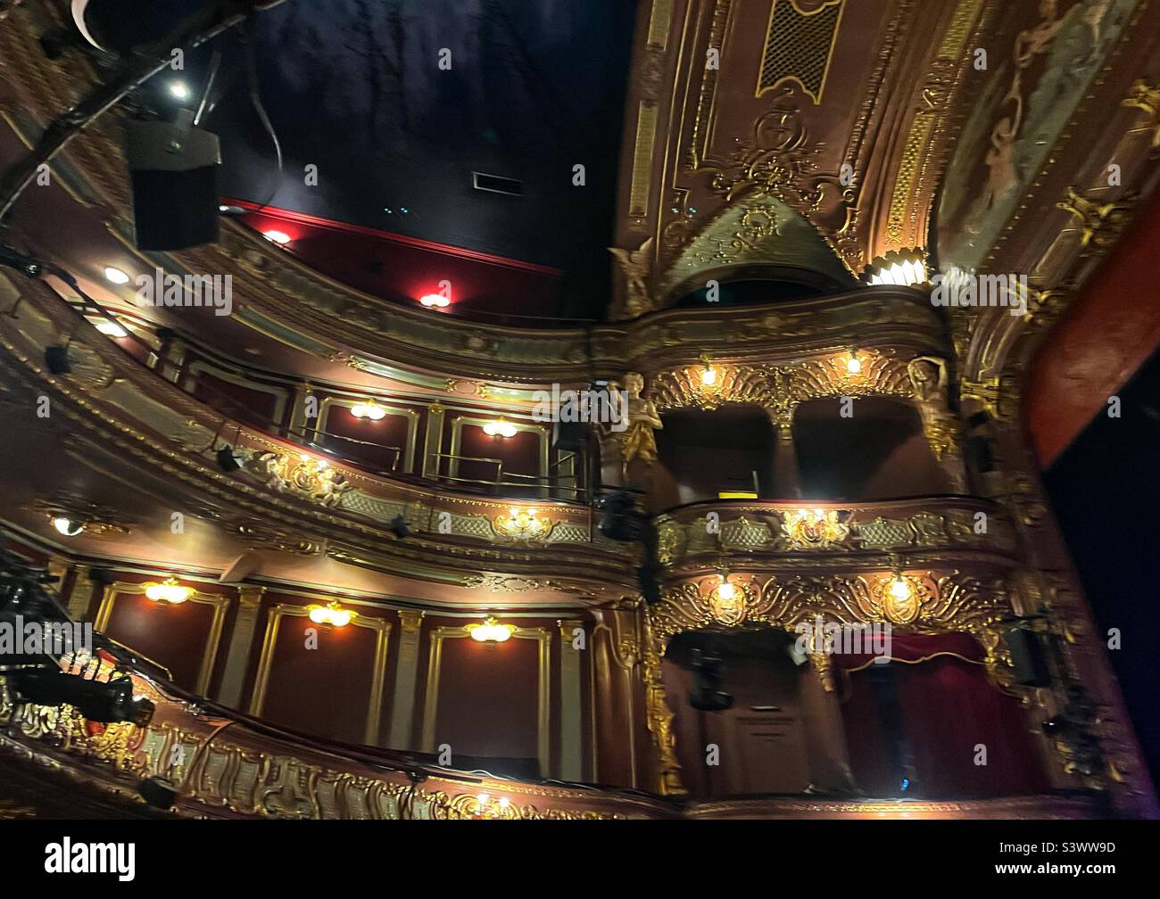 Apollo Theatre London West End, von den Ständen aus mit dekorativem Gips und Lichtern. Verzierte Kastensitze und Kreis Stockfoto