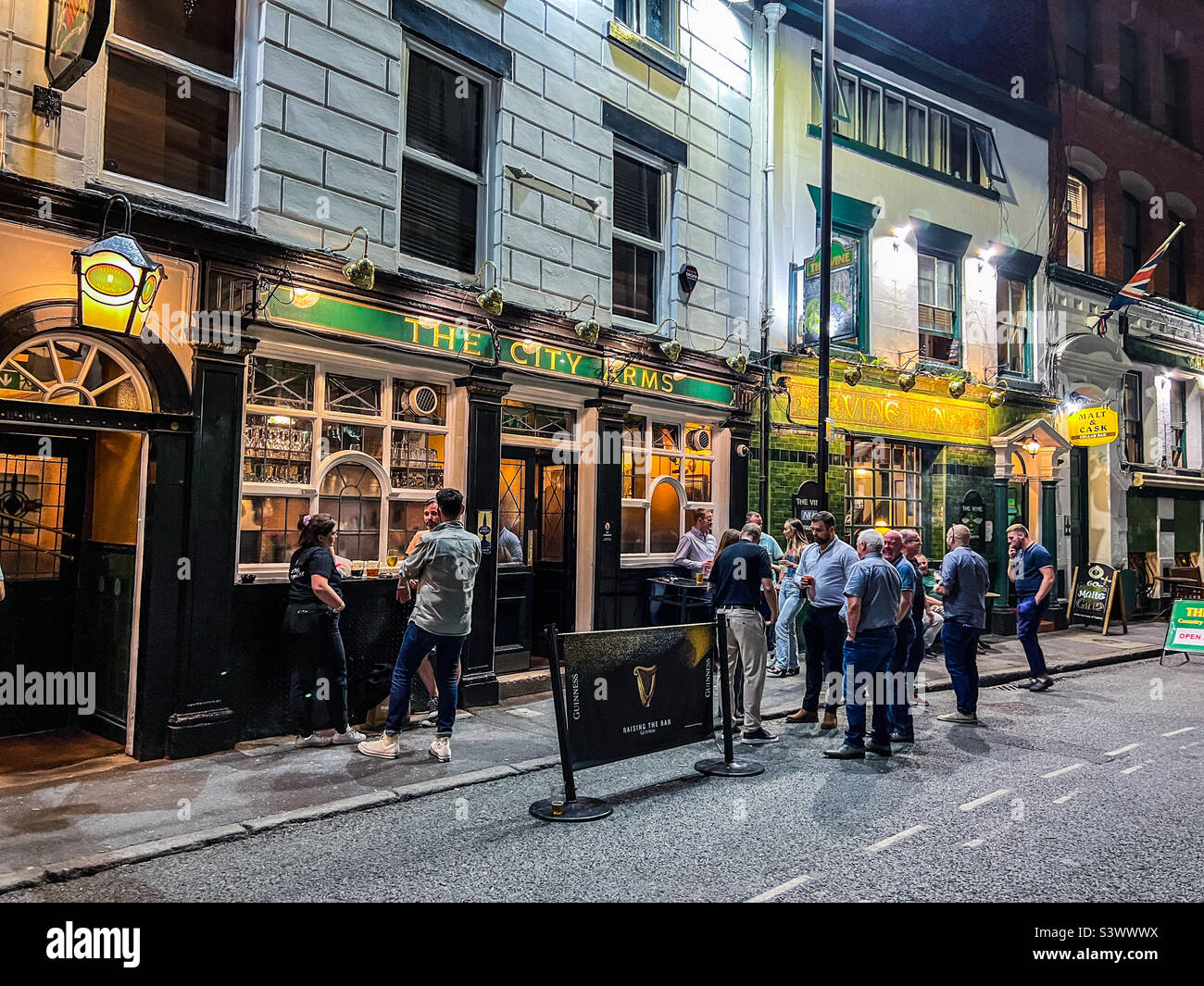 Der traditionelle Pub City Arms in der Kennedy Street im Stadtzentrum von Manchester an einem Samstagabend Stockfoto