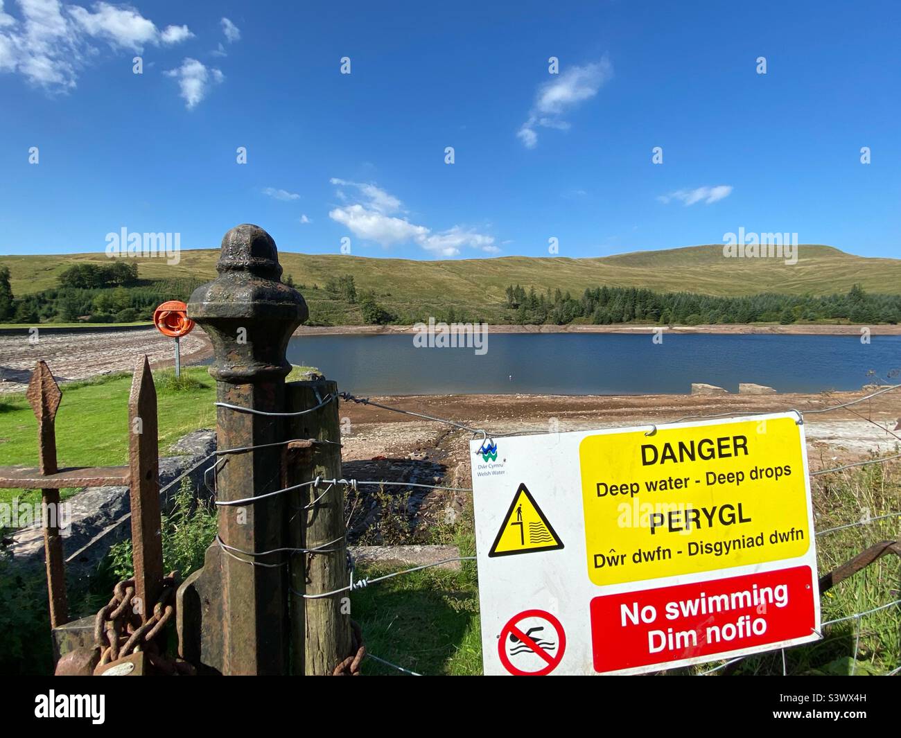 29. August 2022. Ein Foto des Beacons Reservoir in Brecon, Südwales. Niedriger Wasserstand aufgrund von Trockenheit, mit ‘Gefahr tiefem Wasser’ und ‘kein Schwimmen’ Zeichen. Stockfoto