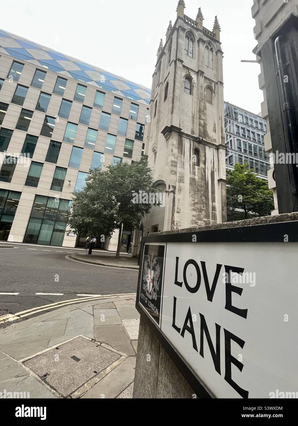 Love Lane in der City of London mit Blick auf den Turm von St. Alban, die Überreste der St. Alban’s Church. Stockfoto