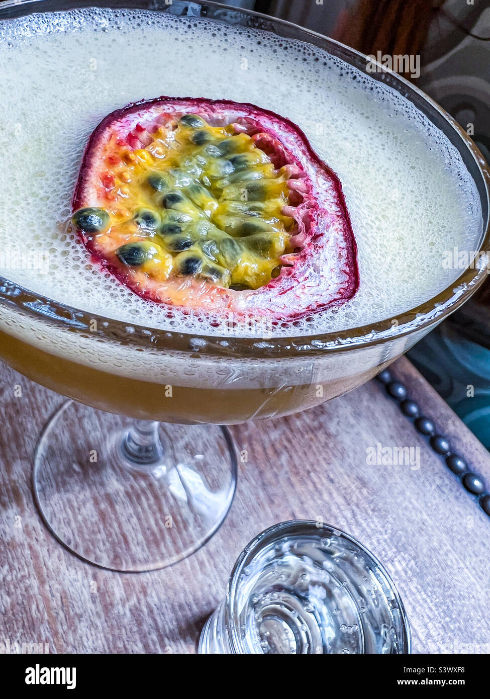 Alkoholfreier Mocktail mit Passionsfrucht Stockfoto