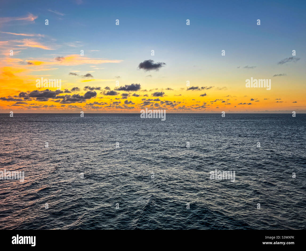 Sonnenaufgang über dem Golf von Biskaya im Atlantischen Ozean Stockfoto