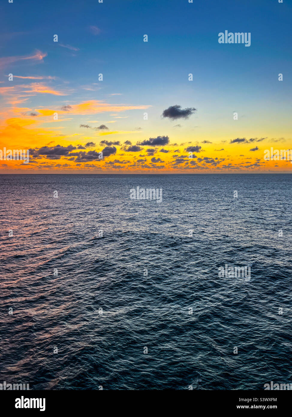 Sonnenaufgang über dem Golf von Biskaya im Atlantischen Ozean Stockfoto
