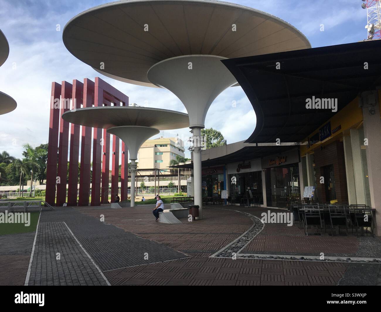 Dieser einzigartige Park befindet sich in Centris Quezon City, umgeben von Restaurants und anderen Geschäften. Stockfoto