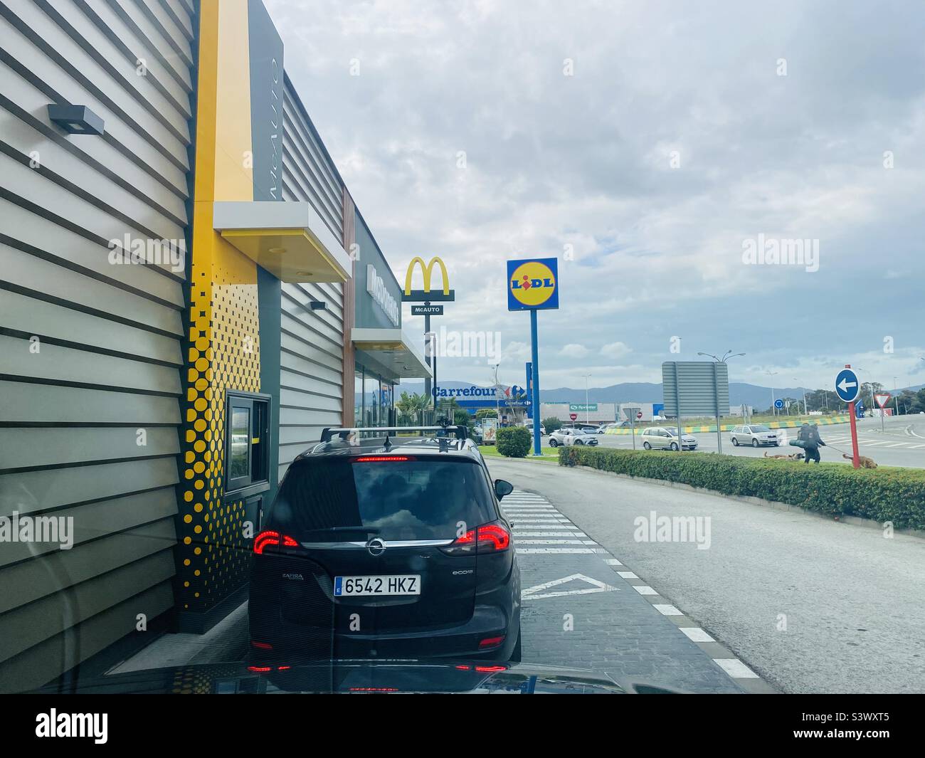 Das Auto wartet auf die Abholung des Essens bei einer McDonalds-Fahrt Stockfoto