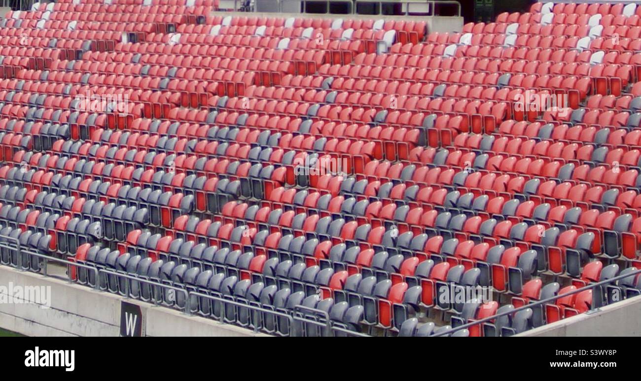 Leerer TD Platz mit bunten Sitzen. Stockfoto