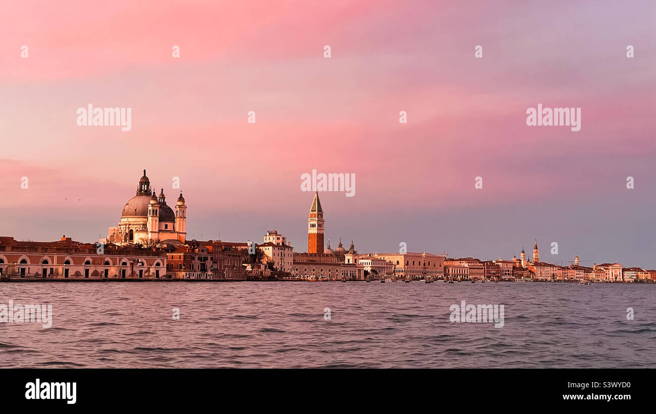 Romantischer Sonnenuntergang über Venedig, Italien Stockfoto