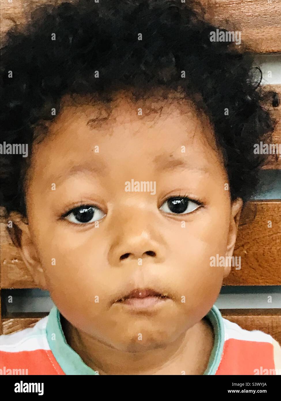 Gemischtes rassisches Kind afrikanischer und philippinischer Nachkommen Stockfoto