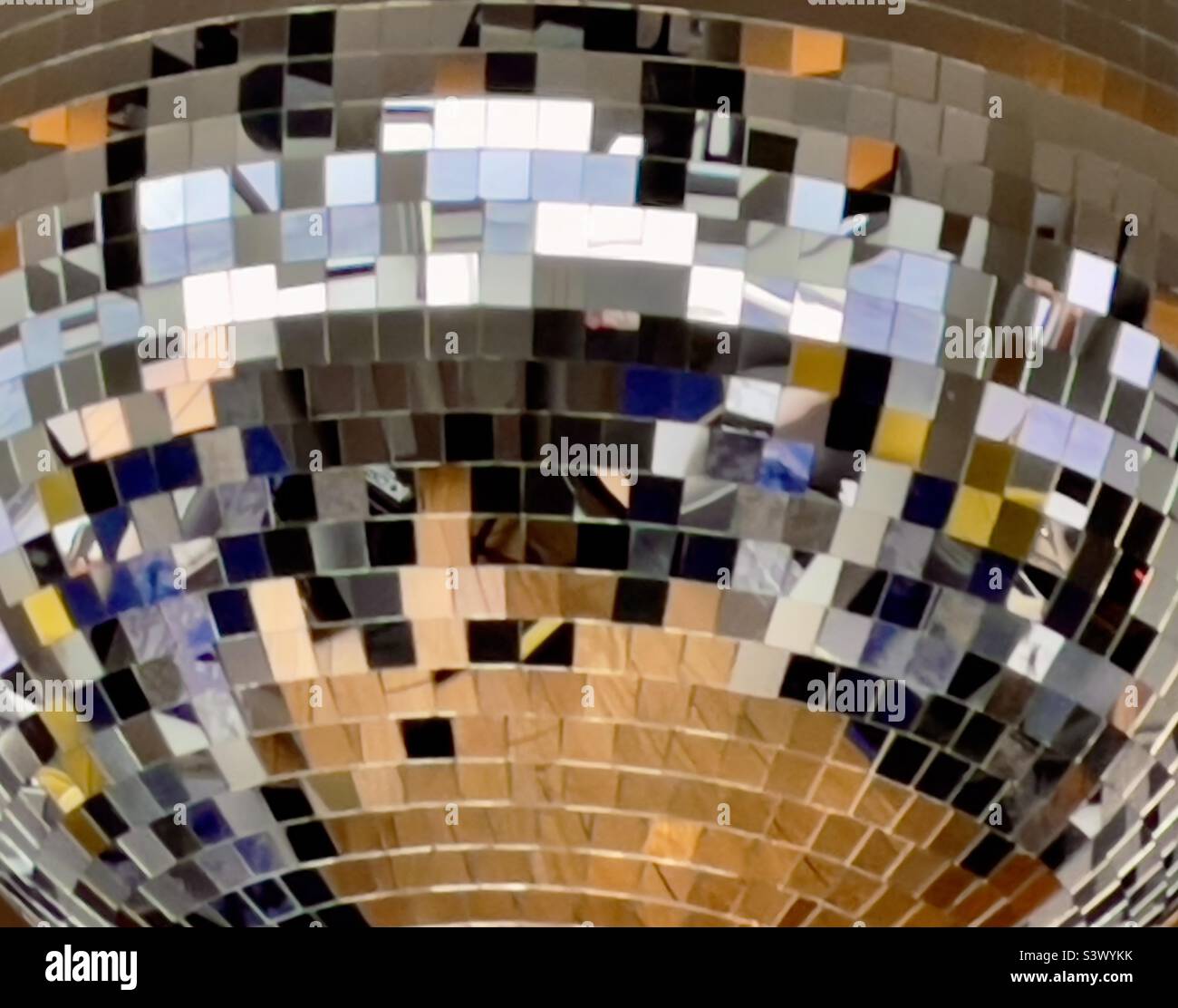 Eine Nahaufnahme eines Glitzerballs über der Tanzfläche eines Kreuzfahrt-Liners Stockfoto