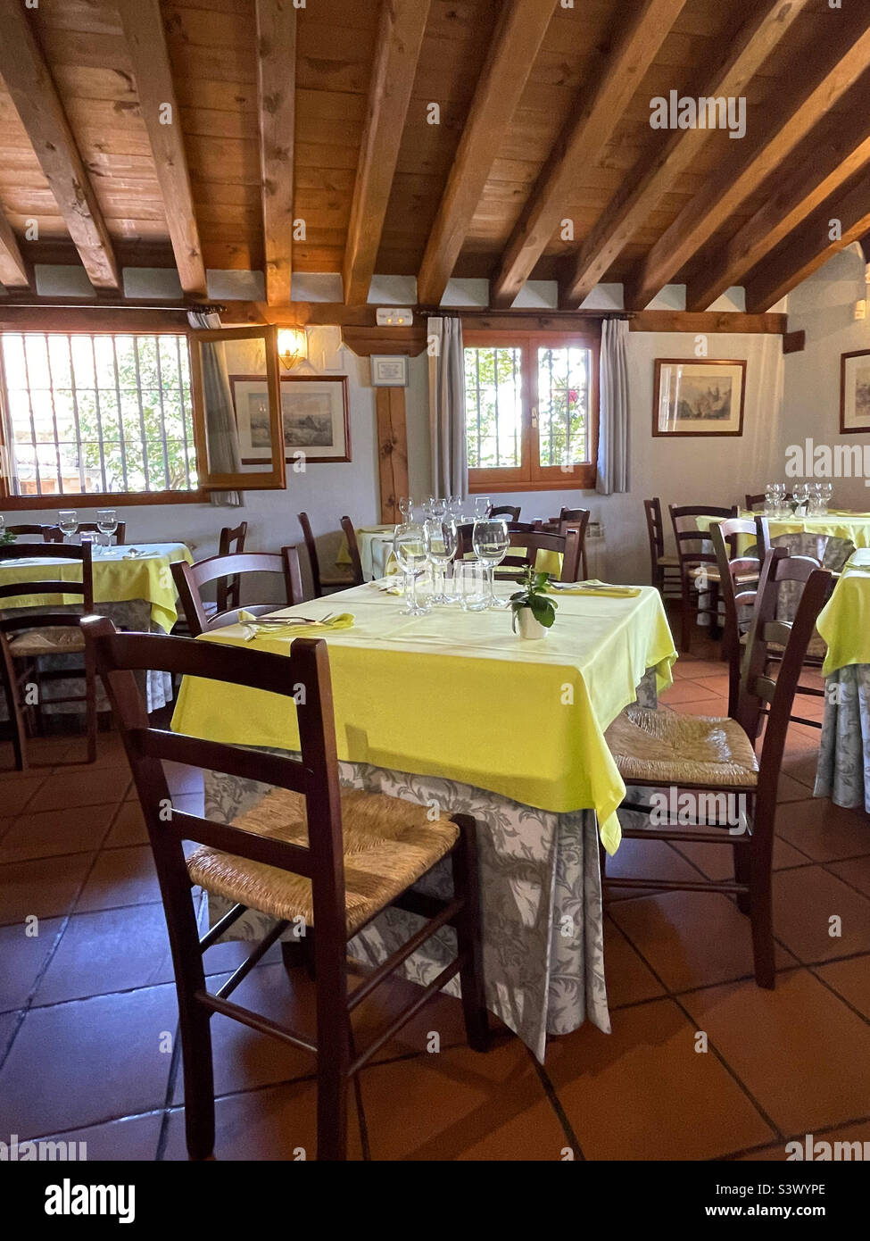 Restaurant, Blick nach innen. Segovia, Spanien. - Smartphone-aufgenommenes Stockfoto