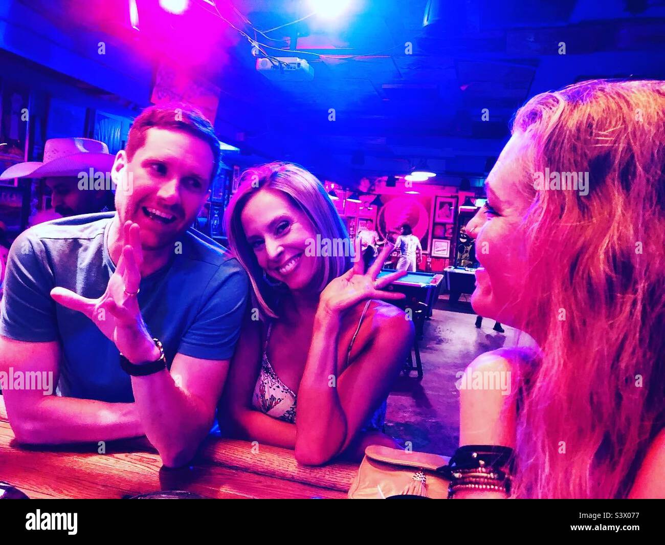 Junge Paare und Freunde genießen einen Abend in Denver Stockfoto