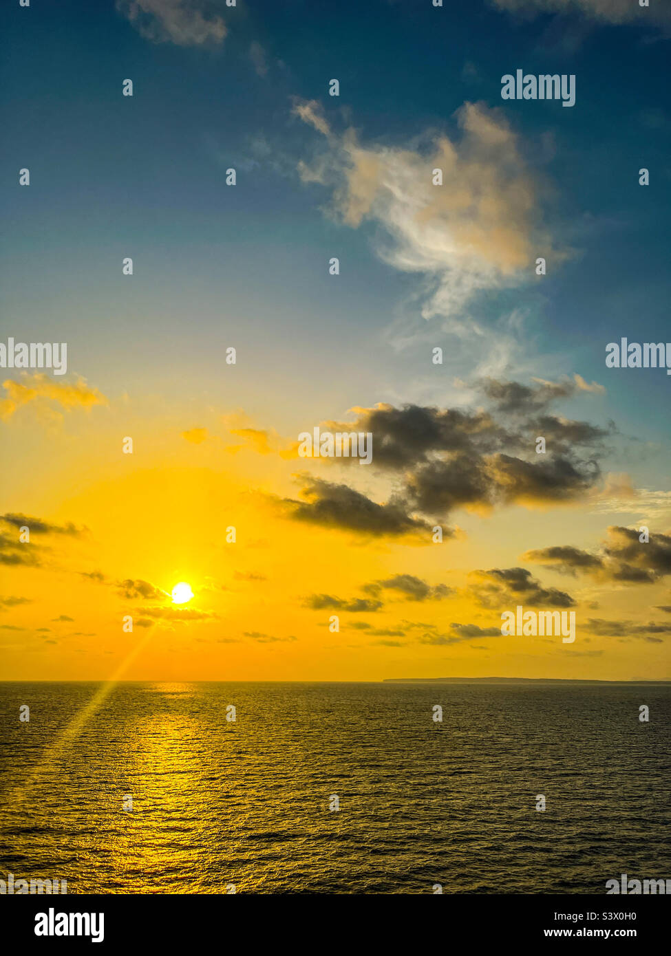 Sonnenuntergang am Mittelmeer, vorbei an den Balearen im Sommer - Smartphone-aufgenommenes Stockfoto
