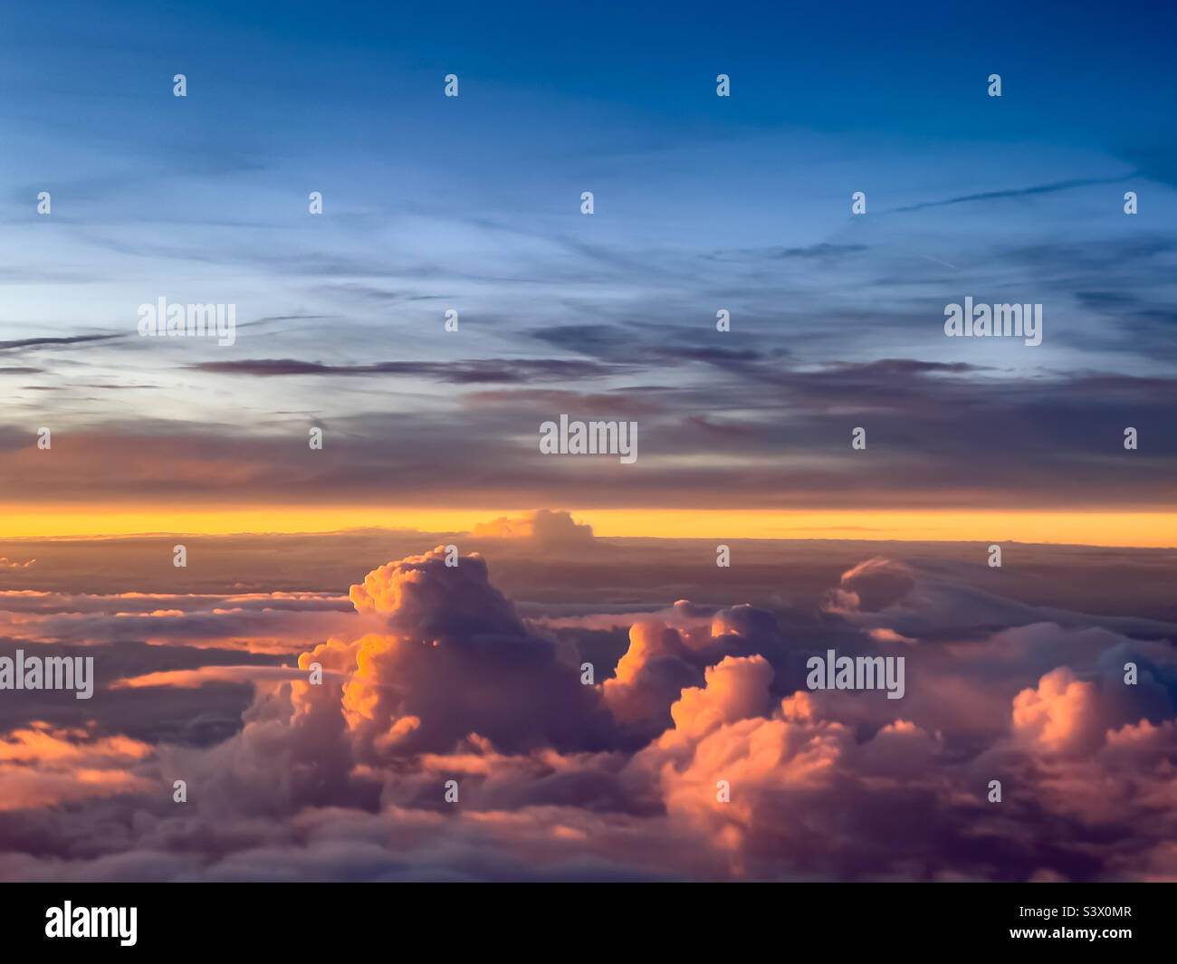 Sonnenuntergang über den Wolken, Flugstrecke Großbritannien nach Frankreich September 2022 - Smartphone-aufgenommenes Stockfoto