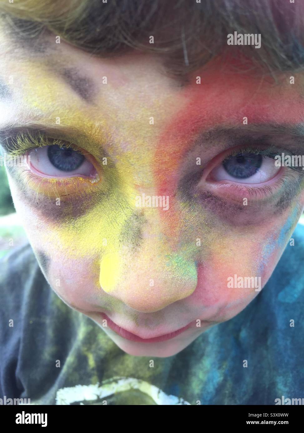Kindergesicht mit Pulverfarbe bedeckt, nicht lächelnd, kein Ausdruck Stockfoto