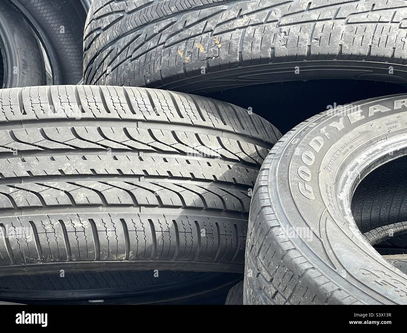 Haufen alter und gebrauchter Reifen hinter einem Autogeschäft in West Valley City, Utah, USA. Obwohl es sich um ein weltliches Thema handelt, fiel mir dieses mit all der Form und Textur auf. Ich denke, es macht eine interessante Zusammenfassung. Stockfoto