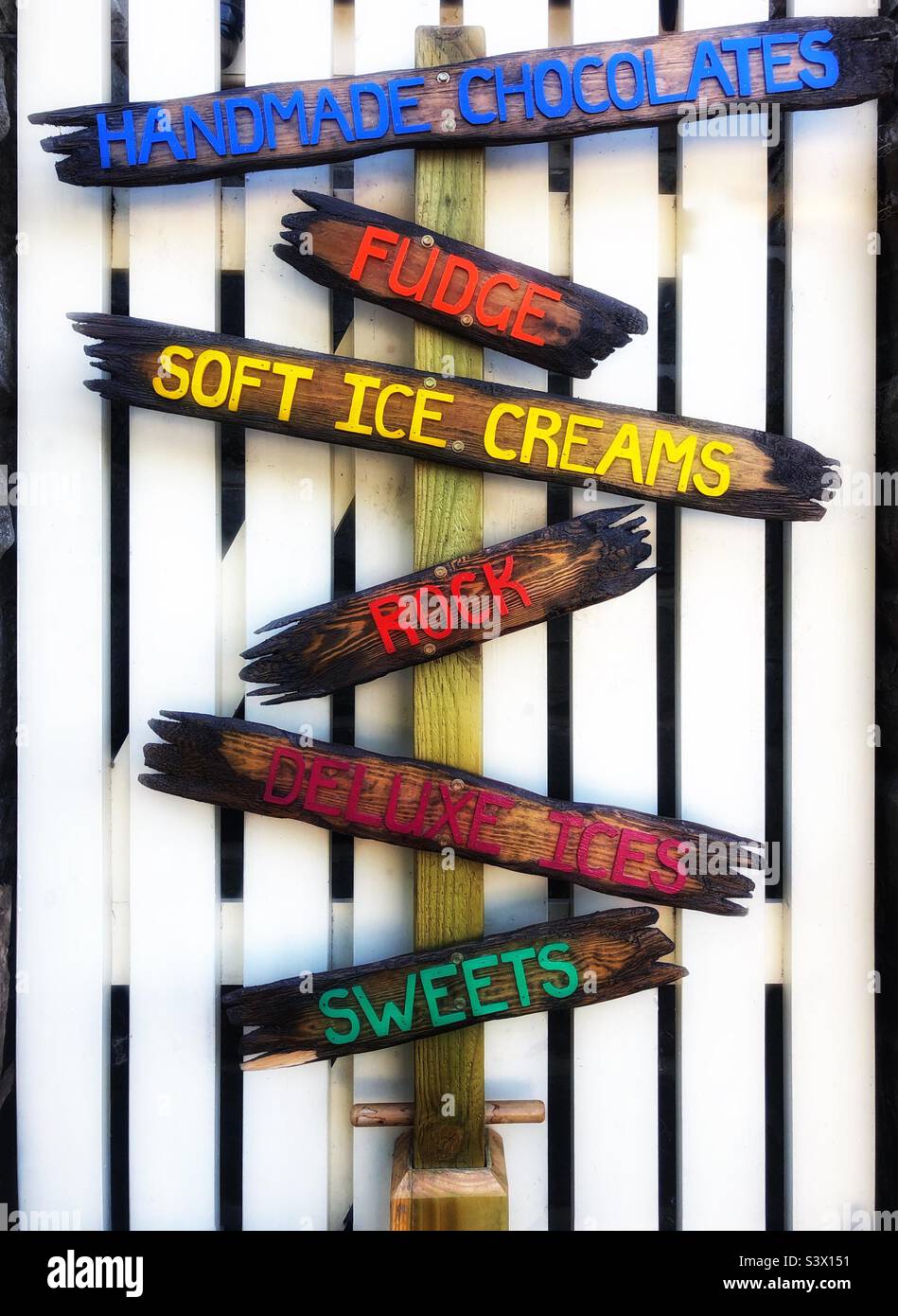Ein süßes Ladenschild mit einer Speisekarte mit süßen und zuckerhaltigen Leckereien Stockfoto