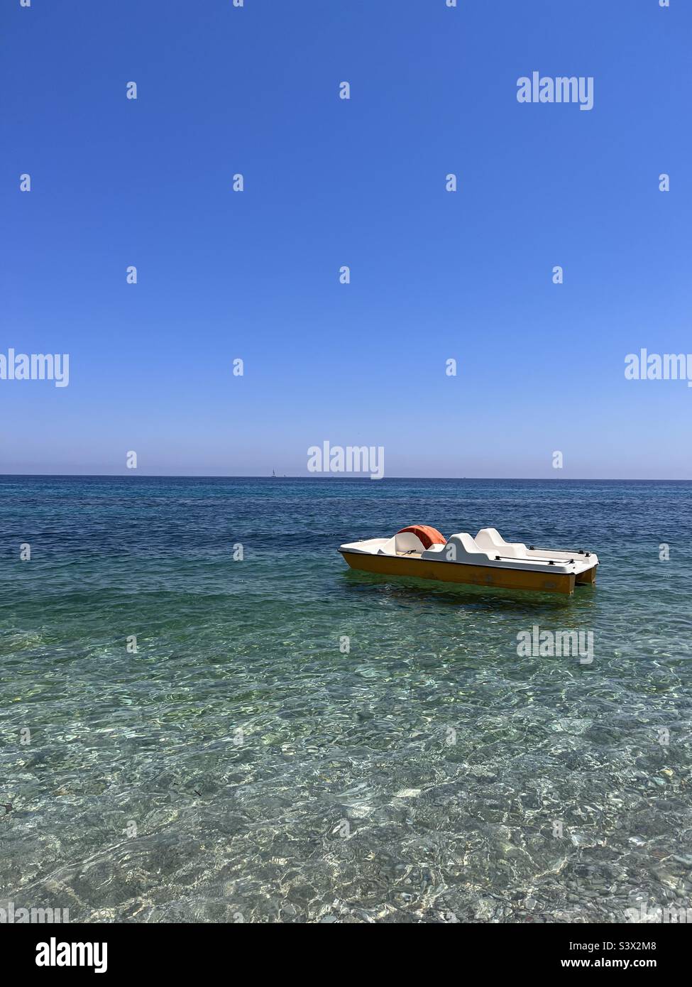 Paddelboot auf dem Wasser, Sizilien Stockfoto