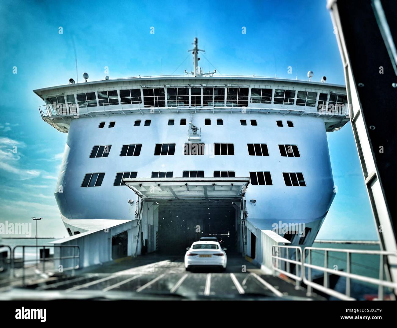 Fahrt auf eine Autofähre in Calais. Stockfoto
