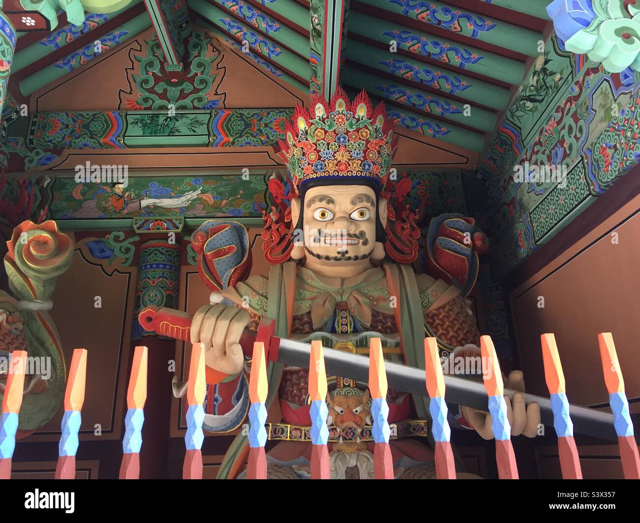 Koreanischer Tempel mit Statue Stockfoto