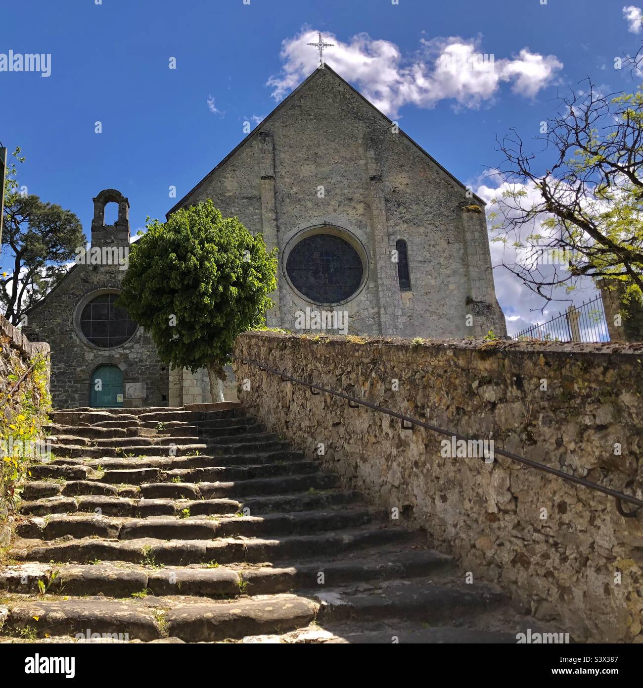 Alte Stufen führen zu einer alten Kirche im ländlichen Frankreich. Stockfoto