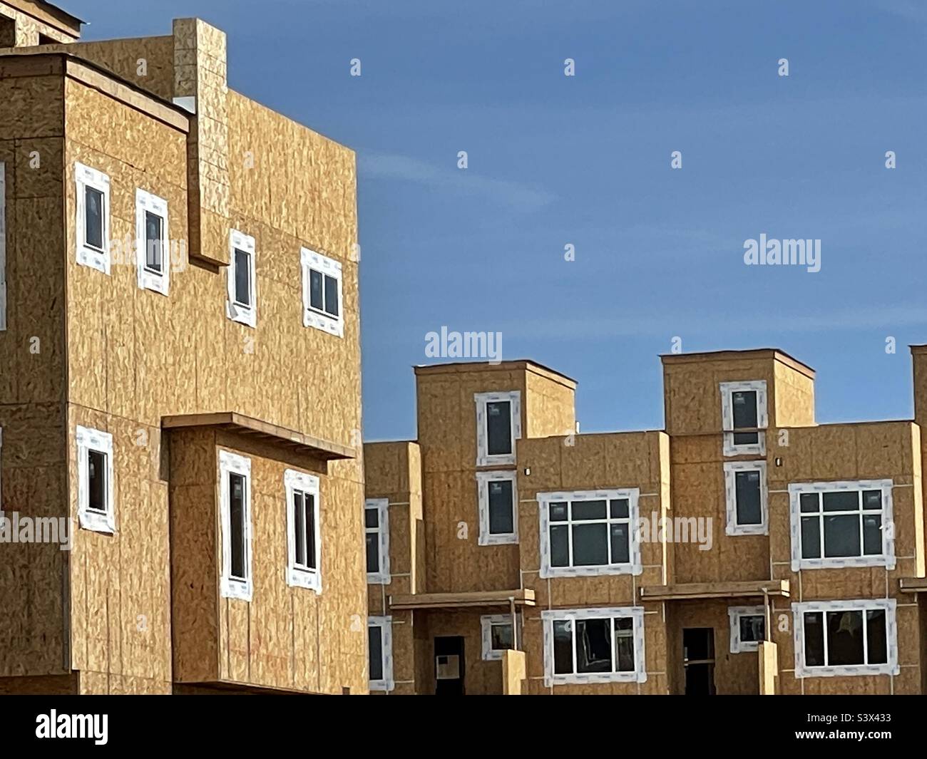 Diese Stadthäuser, Appartements oder was auch immer andere Wohneinheiten sind überall im Ort, zumindest in Utah, in einem immer höheren Tempo. Offenbar, um den Mangel an bezahlbarem Wohnraum zu lindern. - Smartphone-aufgenommenes Stockfoto