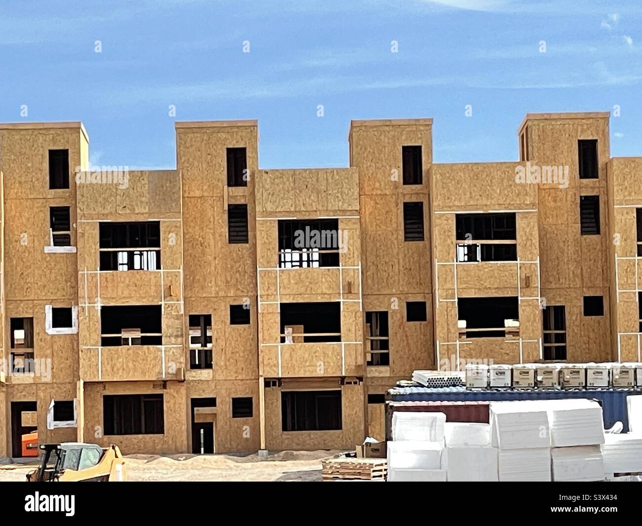 Diese Stadthäuser, Appartements oder was auch immer andere Wohneinheiten sind überall im Ort, zumindest in Utah, in einem immer höheren Tempo. Offenbar, um den Mangel an bezahlbarem Wohnraum zu lindern. - Smartphone-aufgenommenes Stockfoto