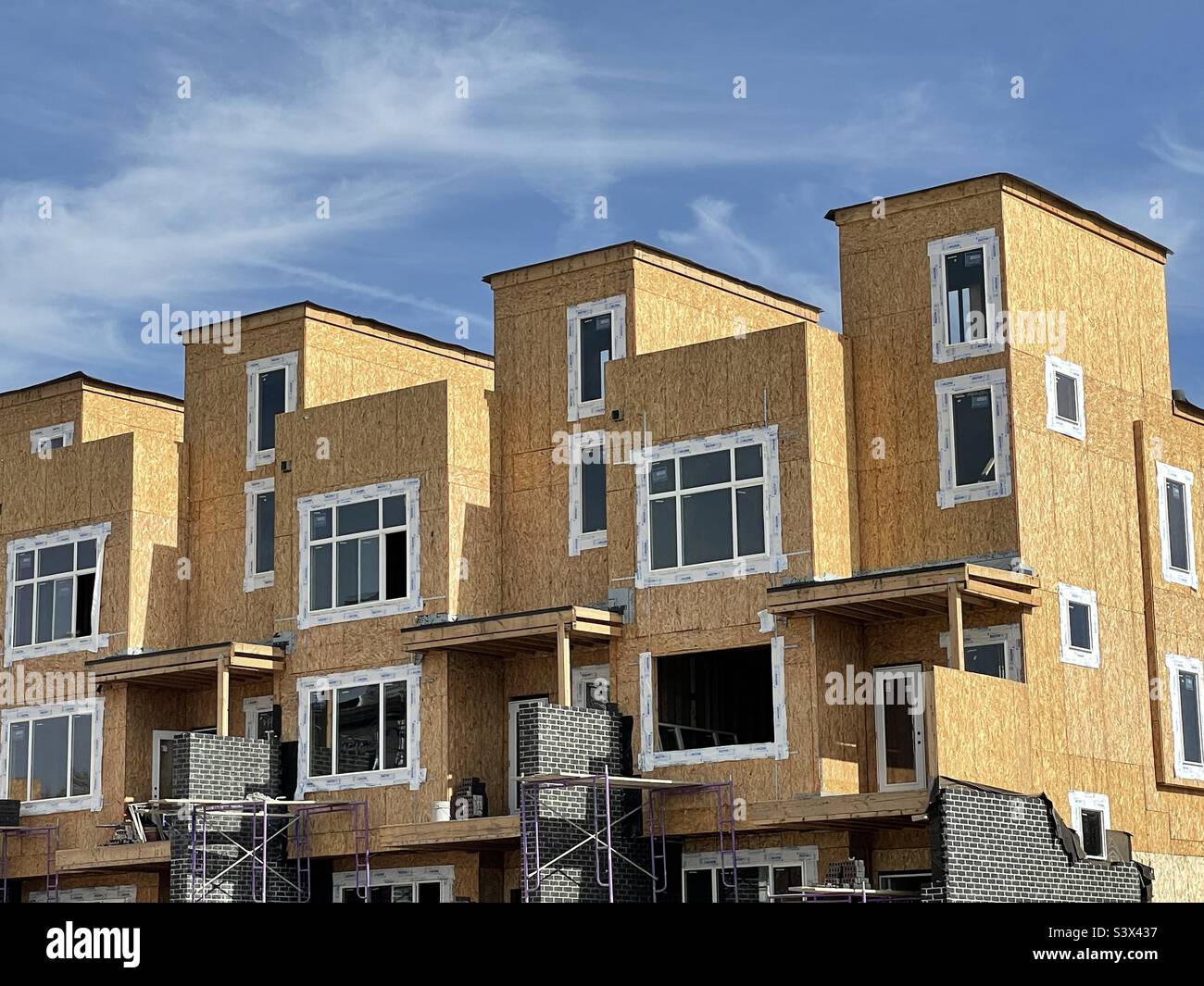 Diese Stadthäuser, Appartements oder was auch immer andere Wohneinheiten sind überall im Ort, zumindest in Utah, in einem immer höheren Tempo. Offenbar, um den Mangel an bezahlbarem Wohnraum zu lindern. - Smartphone-aufgenommenes Stockfoto