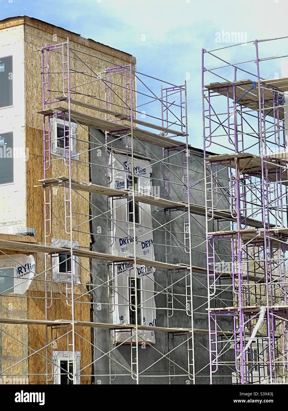 Diese Stadthäuser, Appartements oder was auch immer andere Wohneinheiten sind überall im Ort, zumindest in Utah, in einem immer höheren Tempo. Offenbar, um den Mangel an bezahlbarem Wohnraum zu lindern. - Smartphone-aufgenommenes Stockfoto