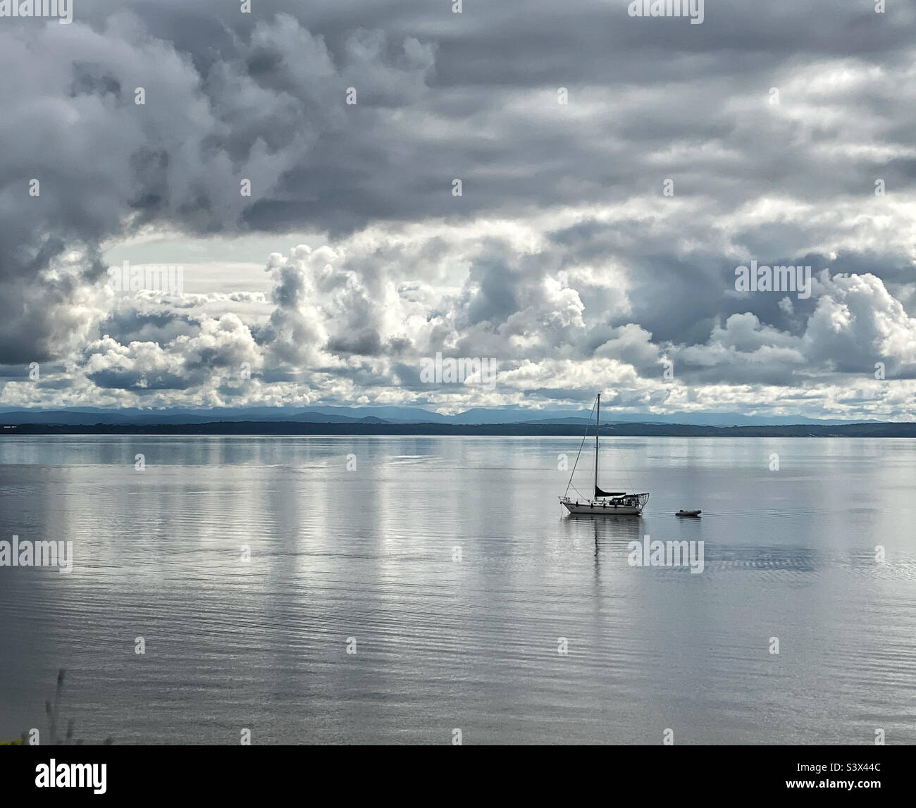 Segelboot auf Lake Champlain Stockfoto