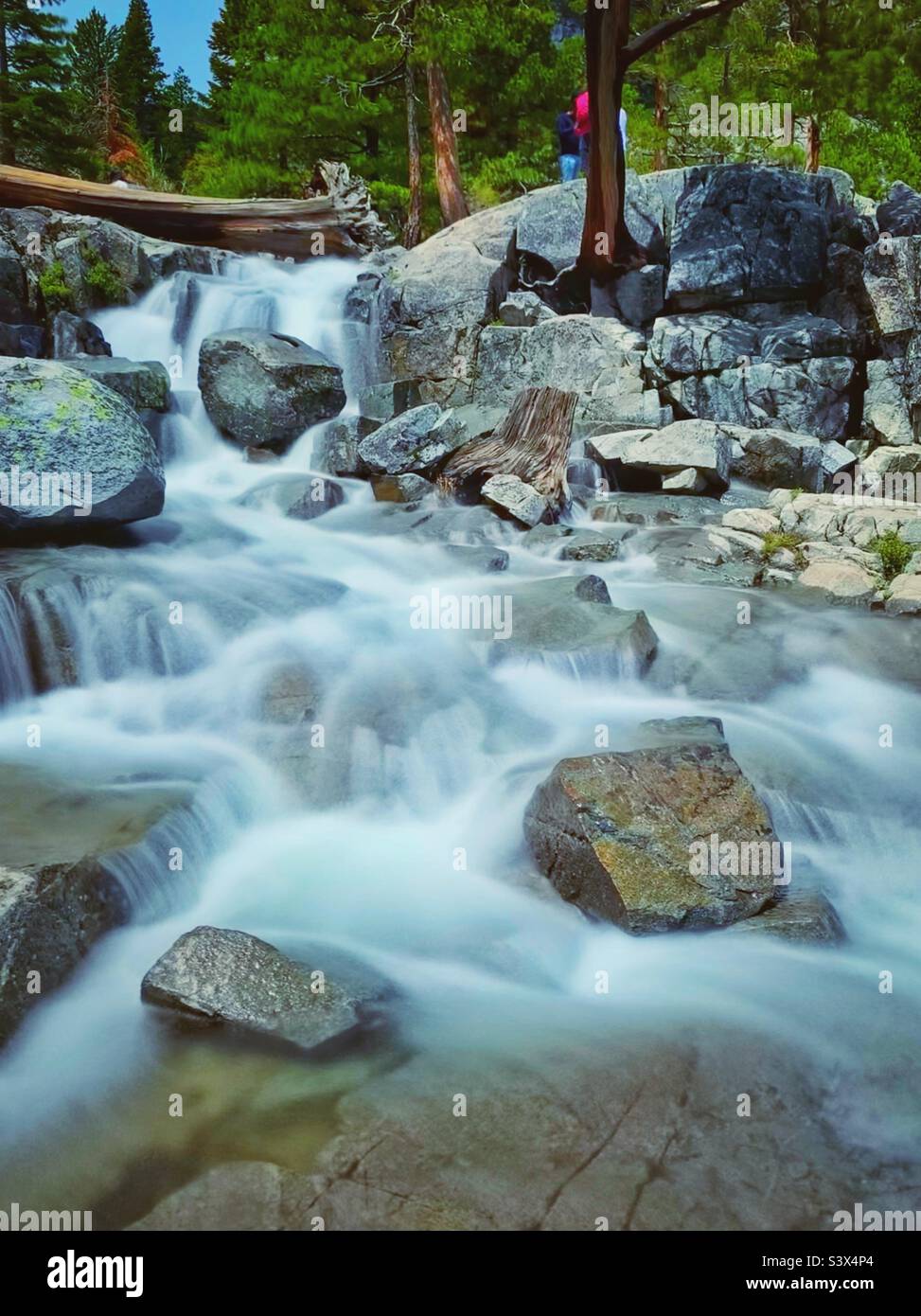 Wasserfall mit Steinen Stockfoto