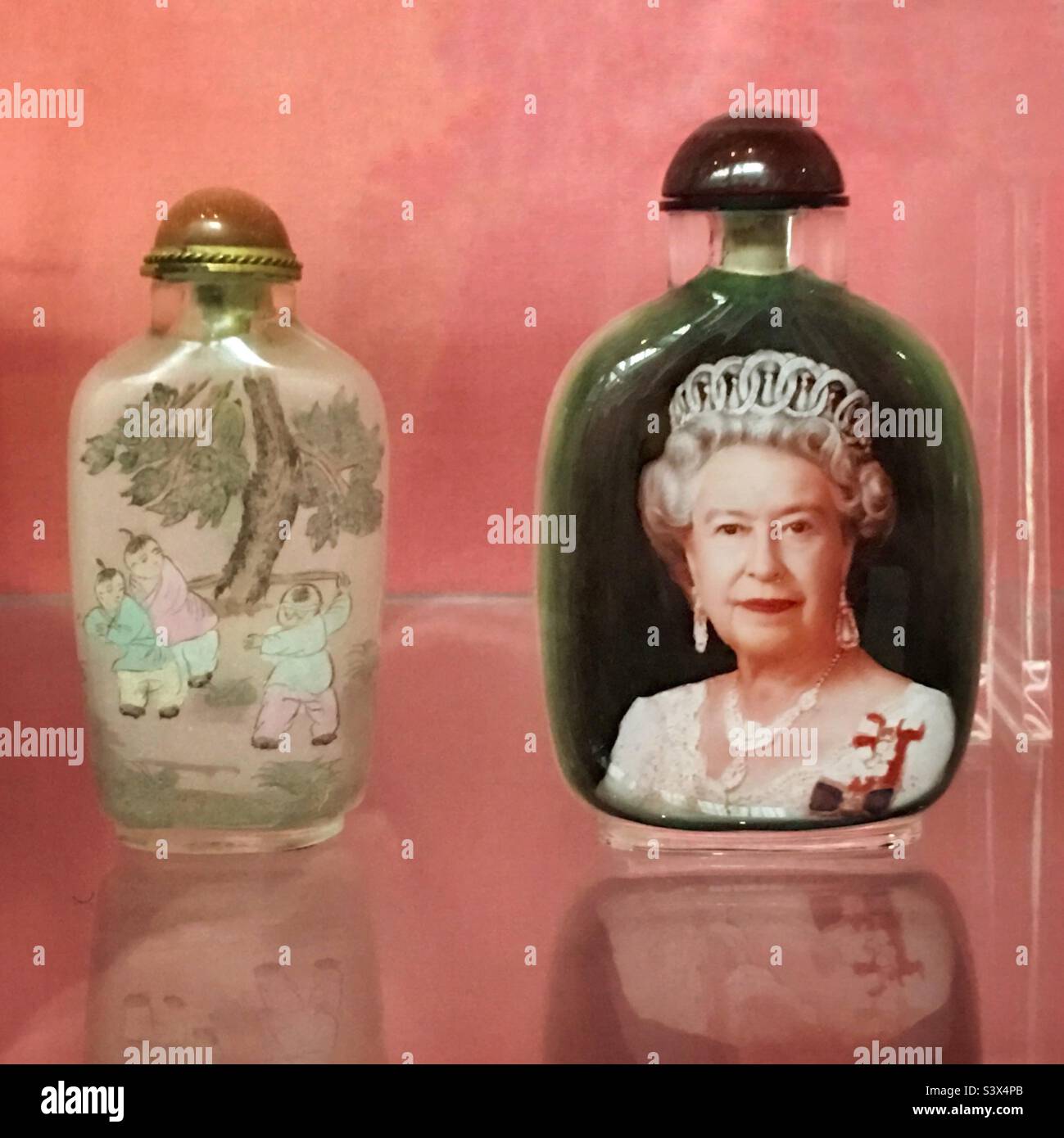 Eine Glasflasche mit einem Porträt von Königin Elizabeth II Stockfoto