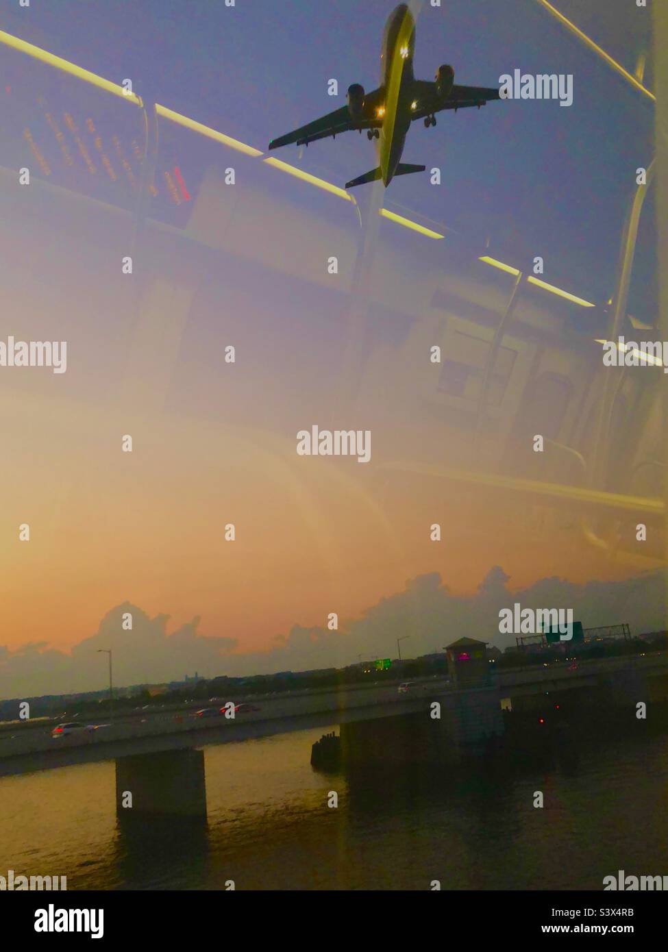 Flugzeug über das Innere und die Brücke der Washington, DC Metro Stockfoto