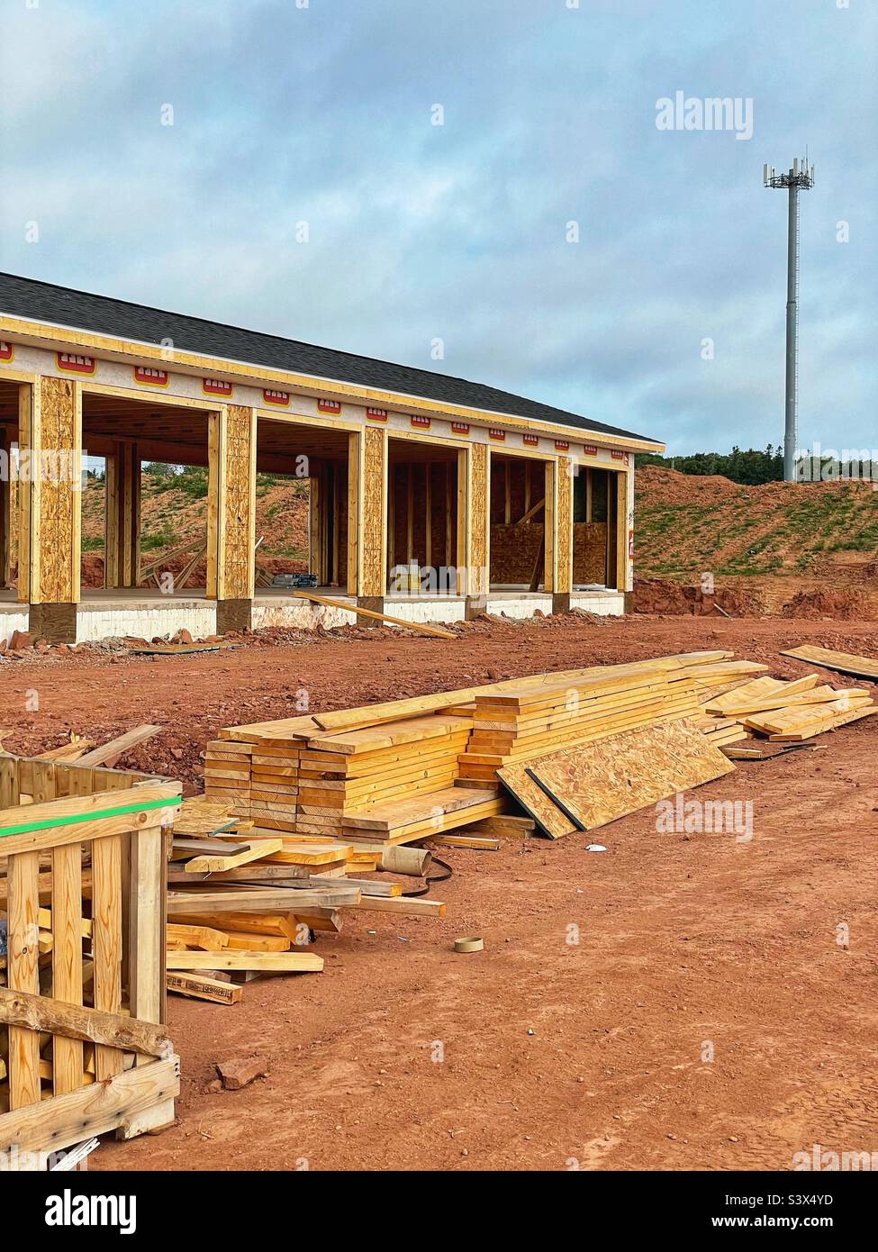 Der Neubau von Lagereinheiten ist im Gange. - Smartphone-aufgenommenes Stockfoto