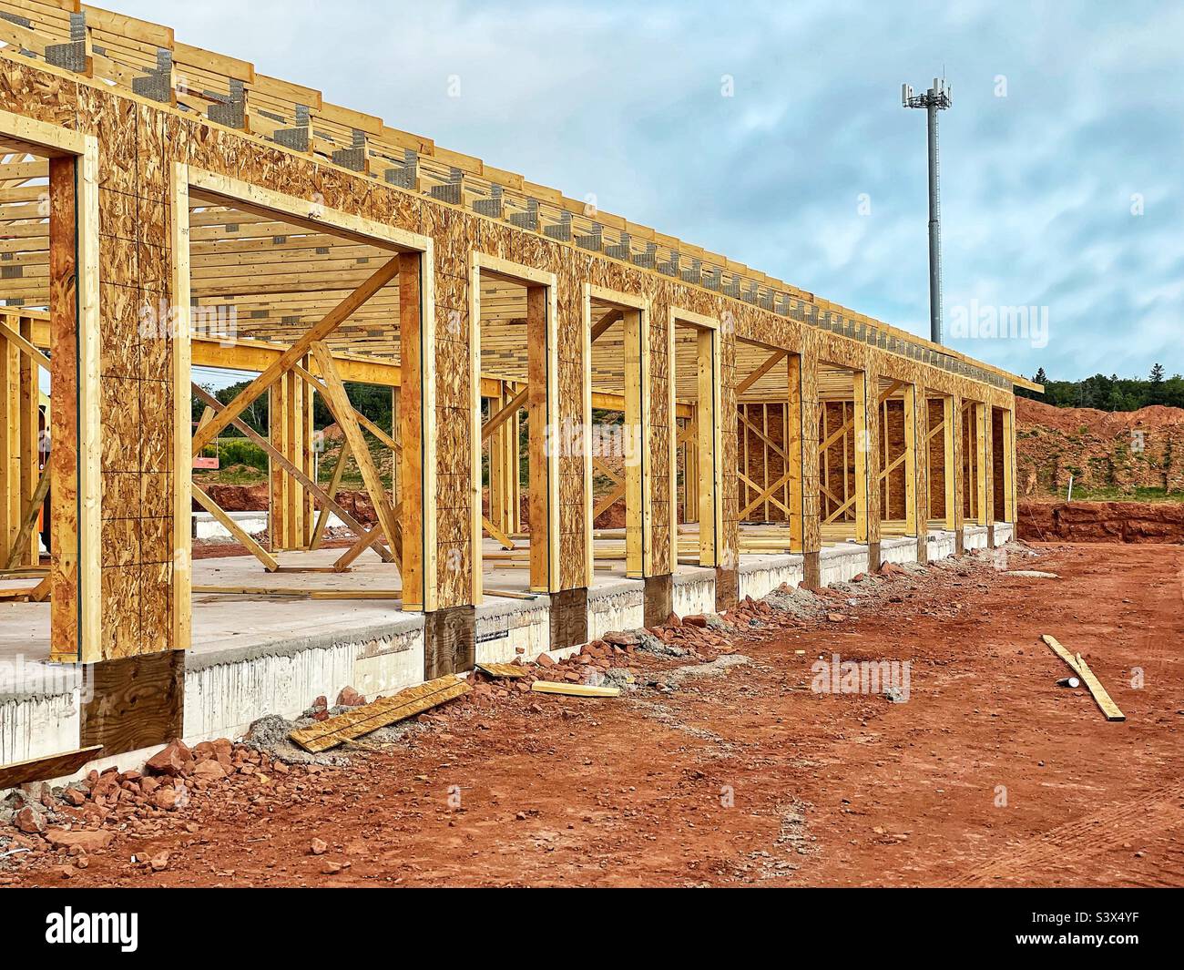 Der Neubau von Lagereinheiten ist im Gange. - Smartphone-aufgenommenes Stockfoto