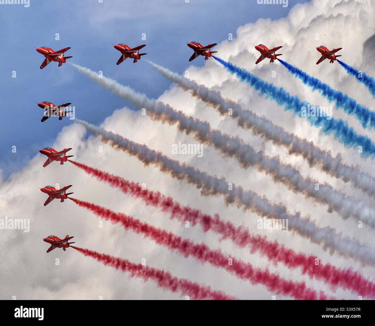 Die roten Pfeile fliegen während der Feierlichkeiten zum Platin-Jubiläum der Königin über London Stockfoto