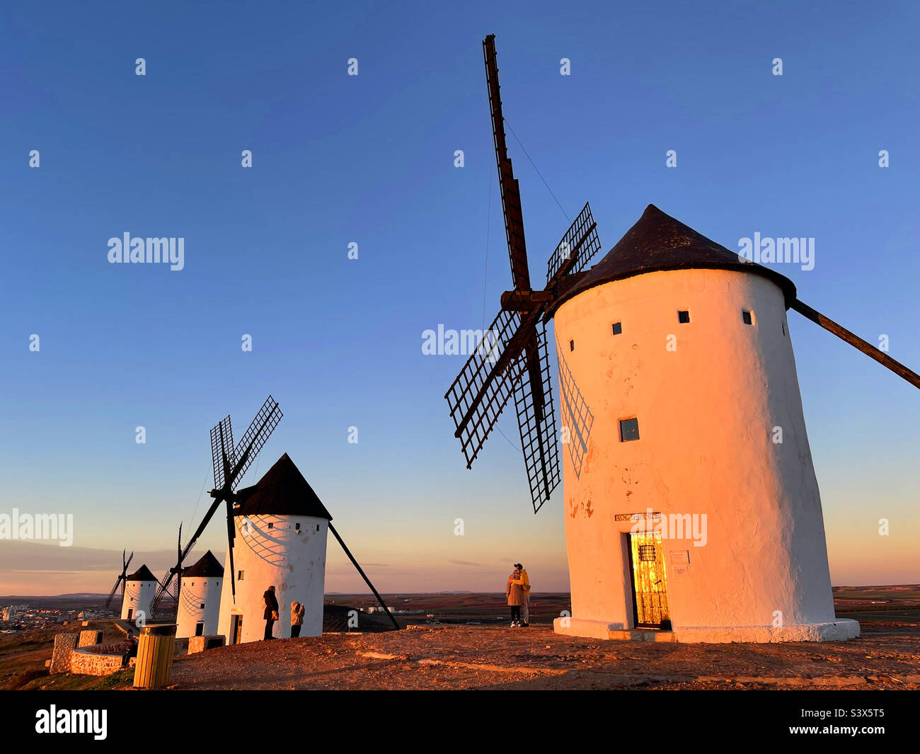 Windmühlen in der Dämmerung. Alcazar de san Juan, Ciudad Real, Castilla La Mancha, Spanien. Stockfoto