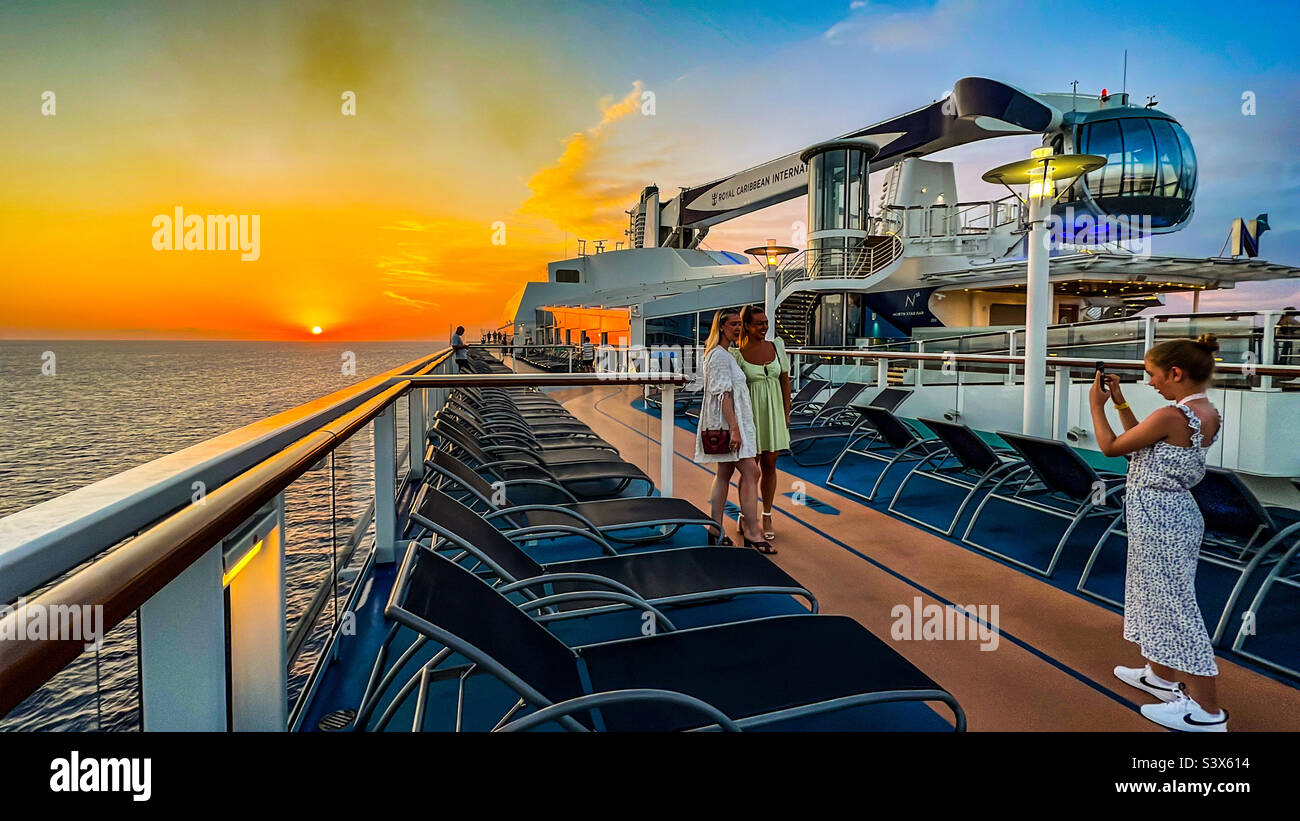 Fotografieren während des Sonnenuntergangs auf einem Kreuzfahrt-Schiff Urlaub Stockfoto