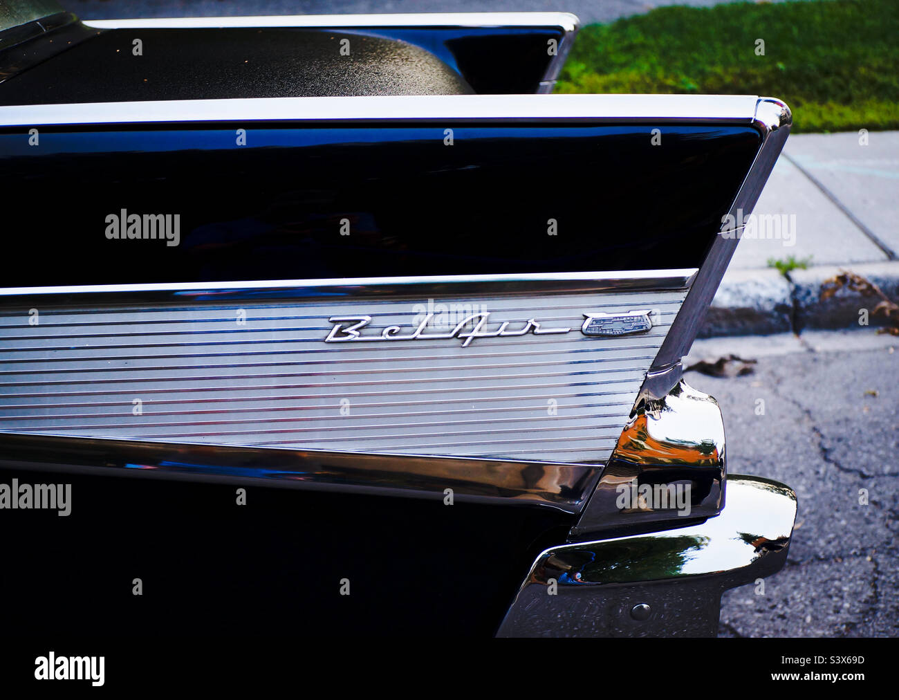 Die Doppelflossen des klassischen Chevrolet BelAir aus dem Jahr 1956. Stockfoto