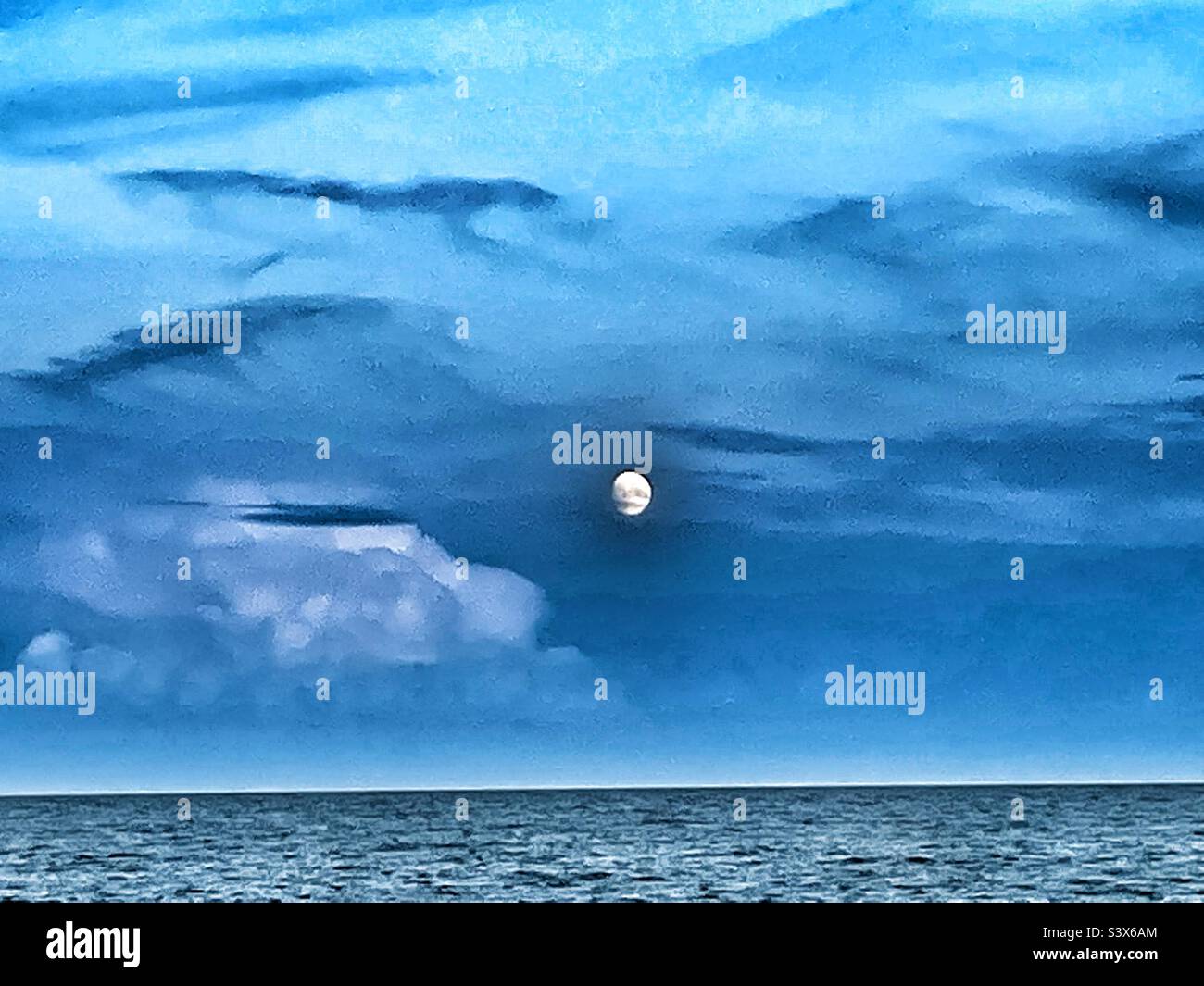 Der Mond steigt auf Bawdsey Suffolk England - Smartphone-aufgenommenes Stockfoto