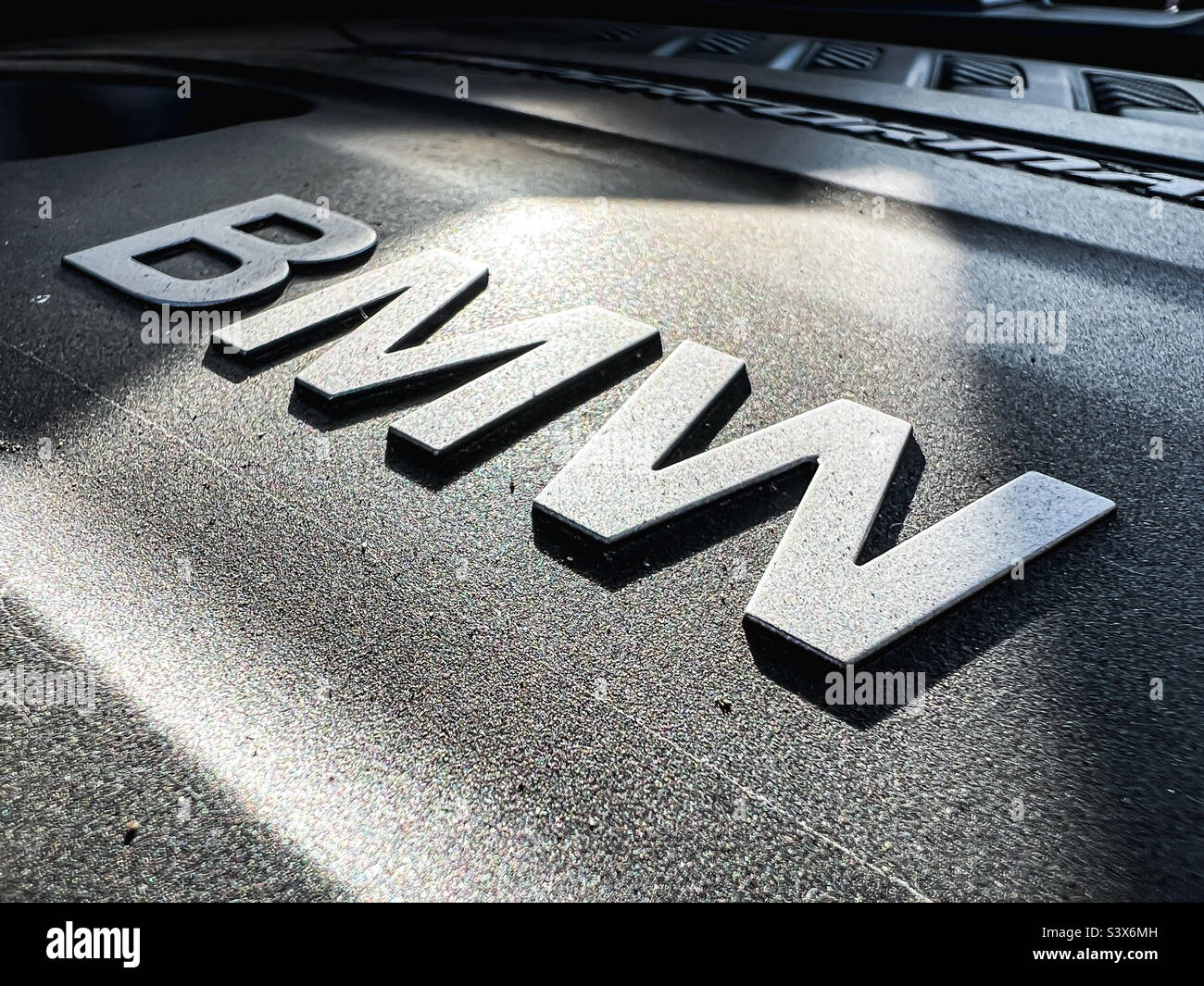 BMW-Logo auf Motorblock von X4 M40i Stockfoto