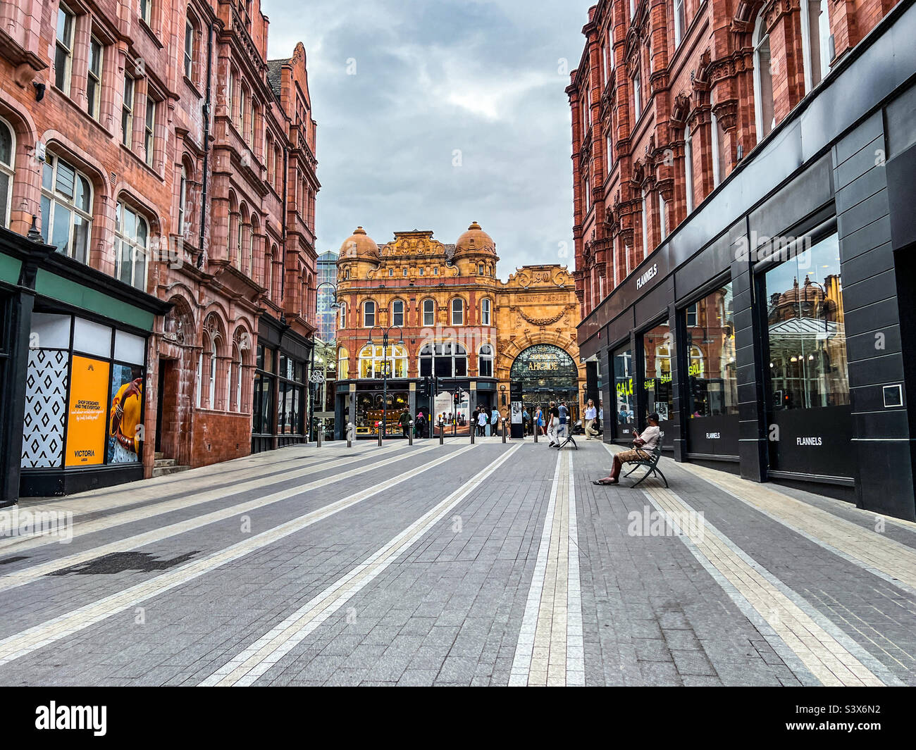 Einkaufsbummel in der Nähe der County Arcade an der Vicar Lane im Stadtzentrum von Leeds Stockfoto