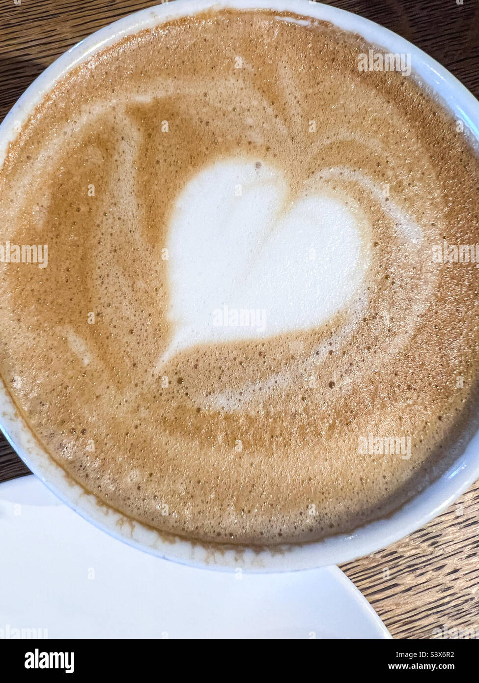 Barista lieben das Herz auf einer Kaffeetasse Stockfoto
