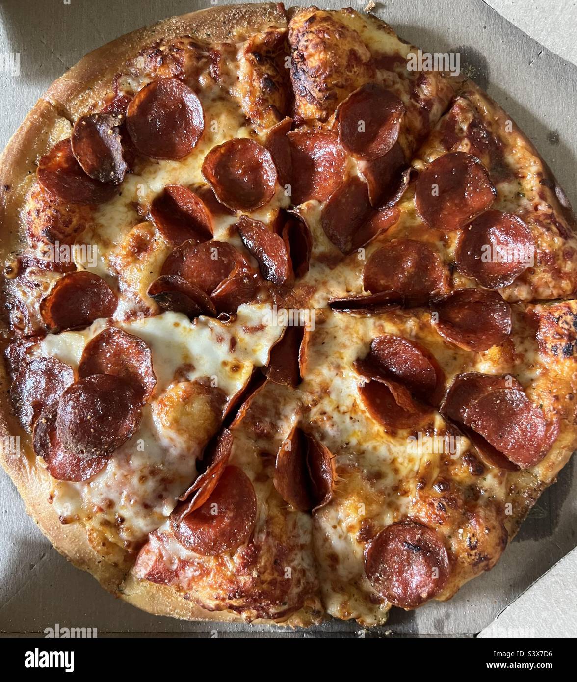 Blick von oben auf die Pepperoni Pizza Stockfoto