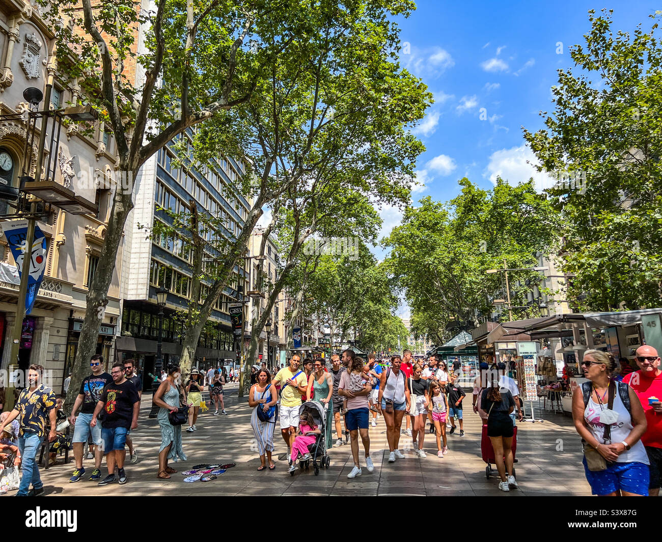 Touristen, die entlang der Rambla Straße in Barcelona Spanien spazieren Stockfoto