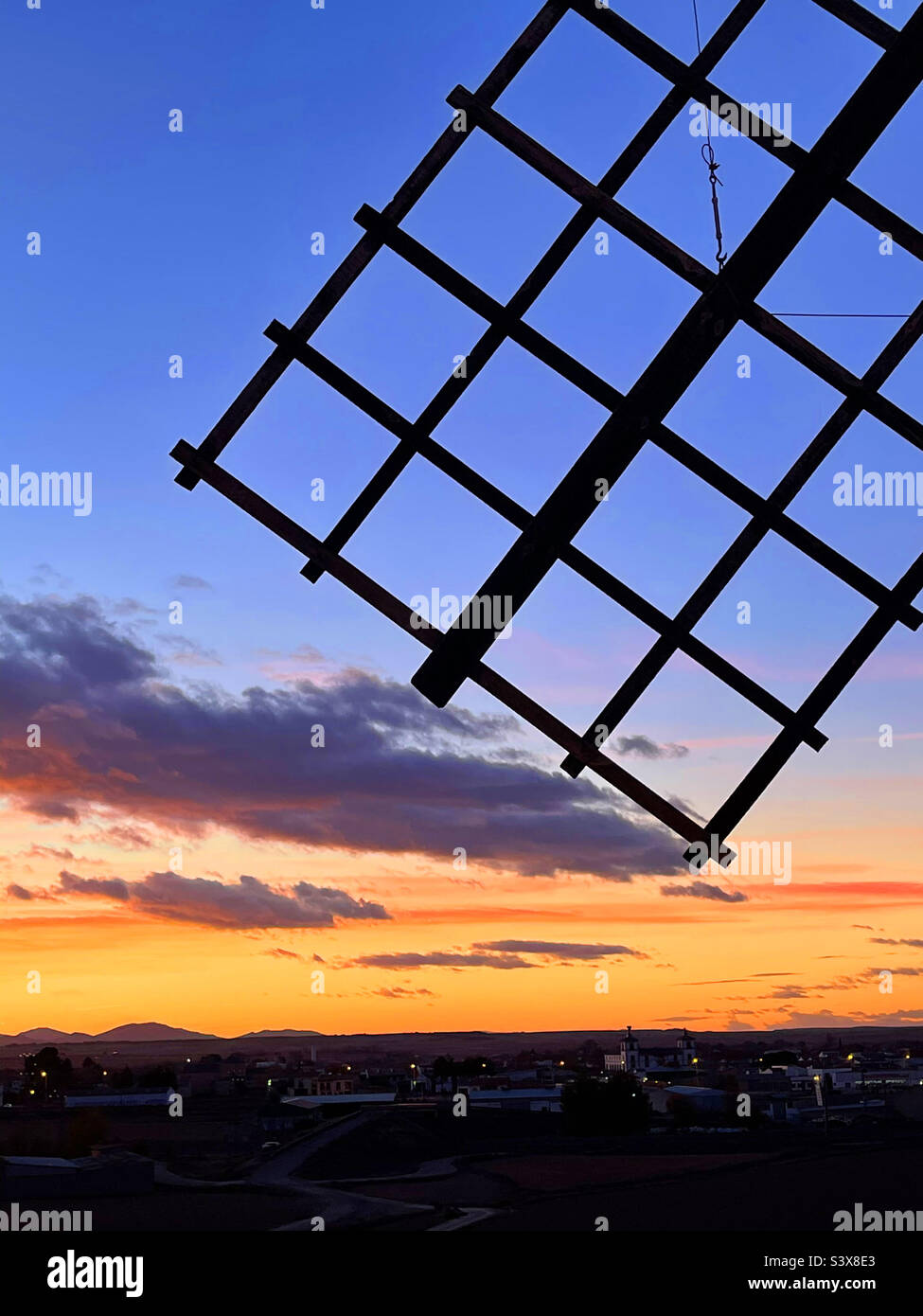 Windmühle Arm auf Sonnenuntergang Himmel. La Mancha, Spanien. - Smartphone-aufgenommenes Stockfoto