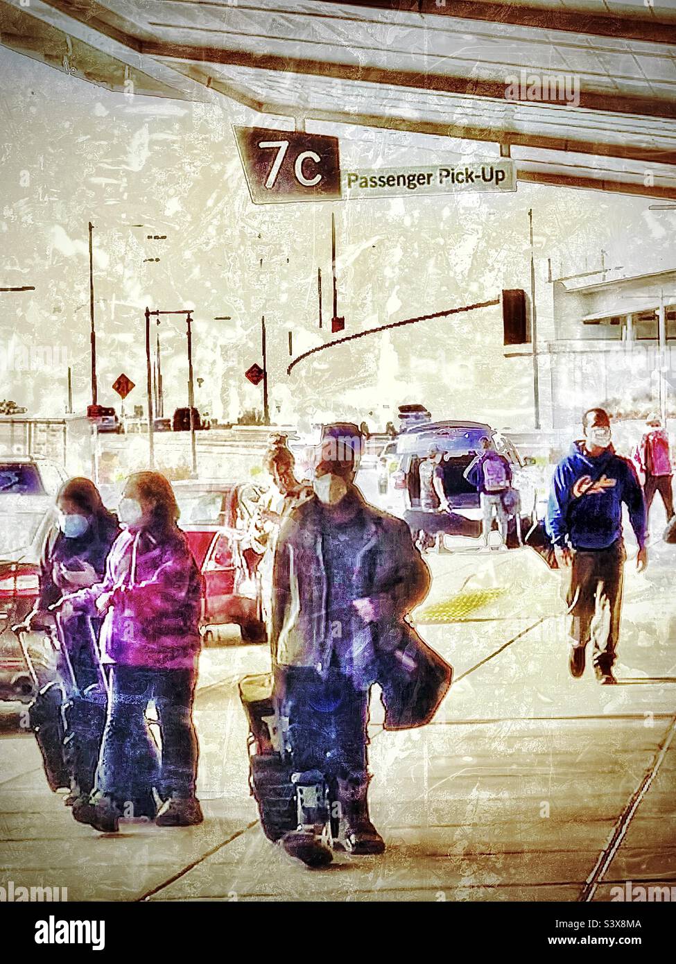 Passagiere, die nach Hause zurückkehren und am Salt Lake City International Airport in SLC, Utah, USA, abgeholt werden. Farb- und Grunge-Effekte für künstlerische Effekte digital hinzugefügt. - Smartphone-aufgenommenes Stockfoto