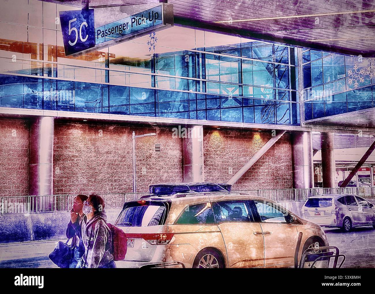 Passagiere, die nach Hause zurückkehren und am Salt Lake City International Airport in SLC, Utah, USA, abgeholt werden. Farb- und Grunge-Effekte für künstlerische Effekte digital hinzugefügt. - Smartphone-aufgenommenes Stockfoto